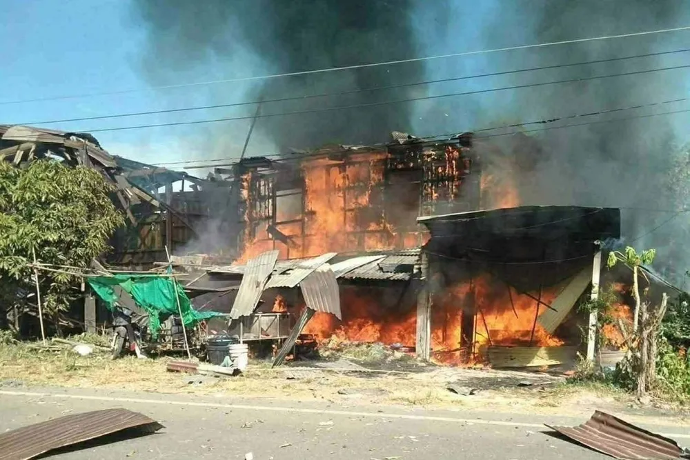 Ein Haus im Grenzgebiet zwischen Thailand und Kambodscha wurde von Artilleriefeuer getroffen. Foto: VNA.