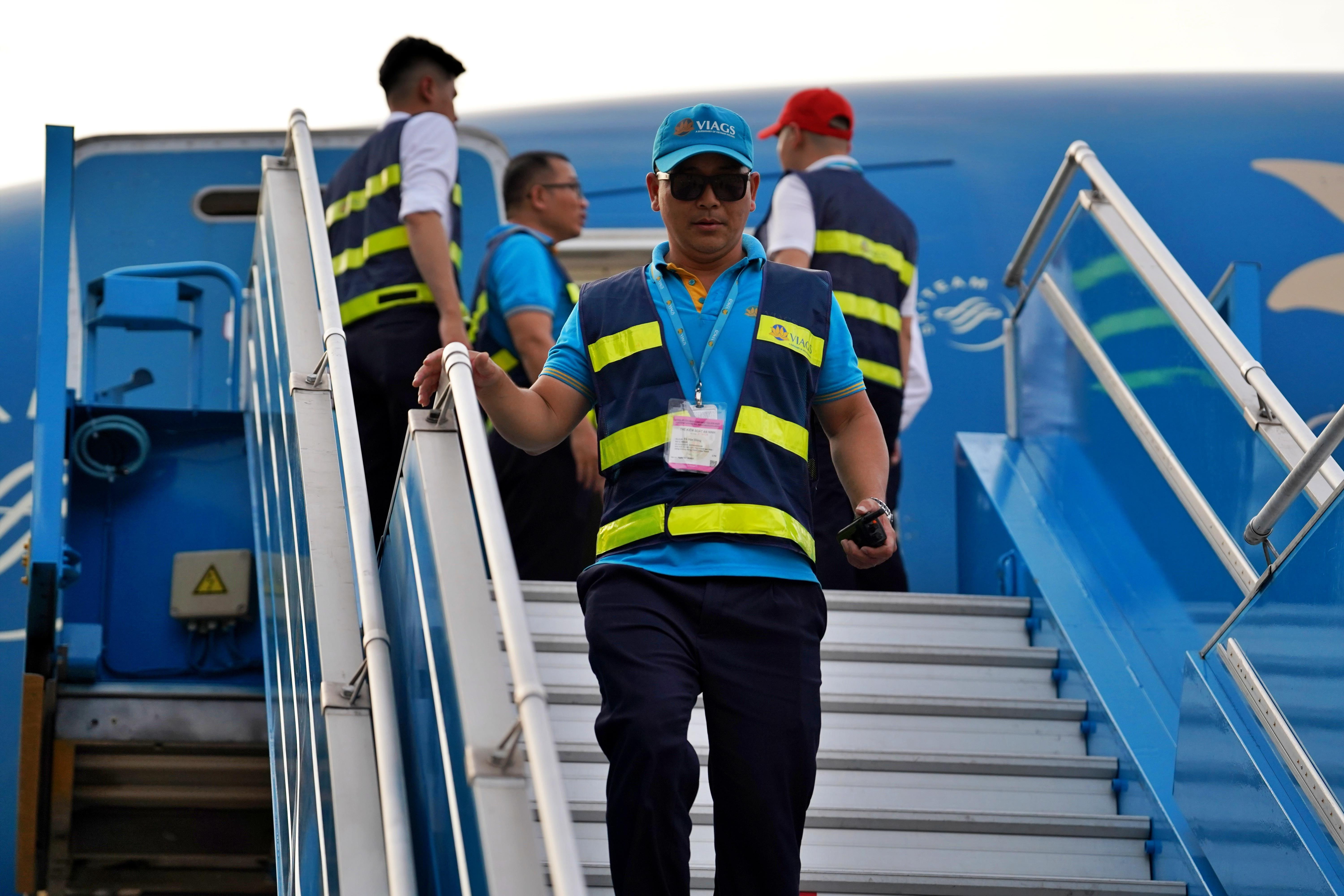 នៅខាងក្នុងជើងហោះហើរពិសេសដែលទើបតែចុះចតនៅអាកាសយានដ្ឋានឡុងថាញ់ - ៥