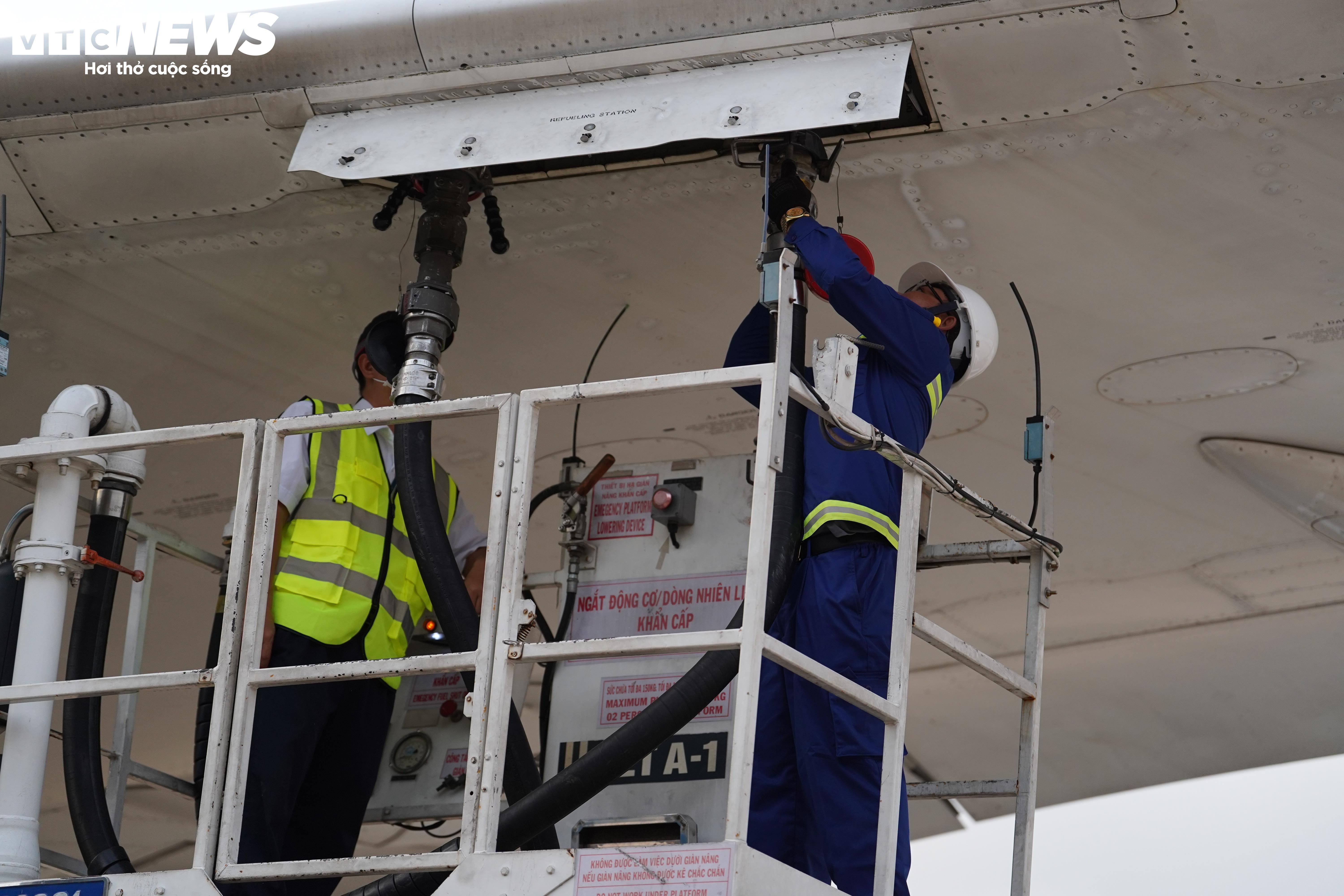 នៅខាងក្នុងជើងហោះហើរពិសេសដែលទើបតែចុះចតនៅអាកាសយានដ្ឋានឡុងថាញ់ - ៦