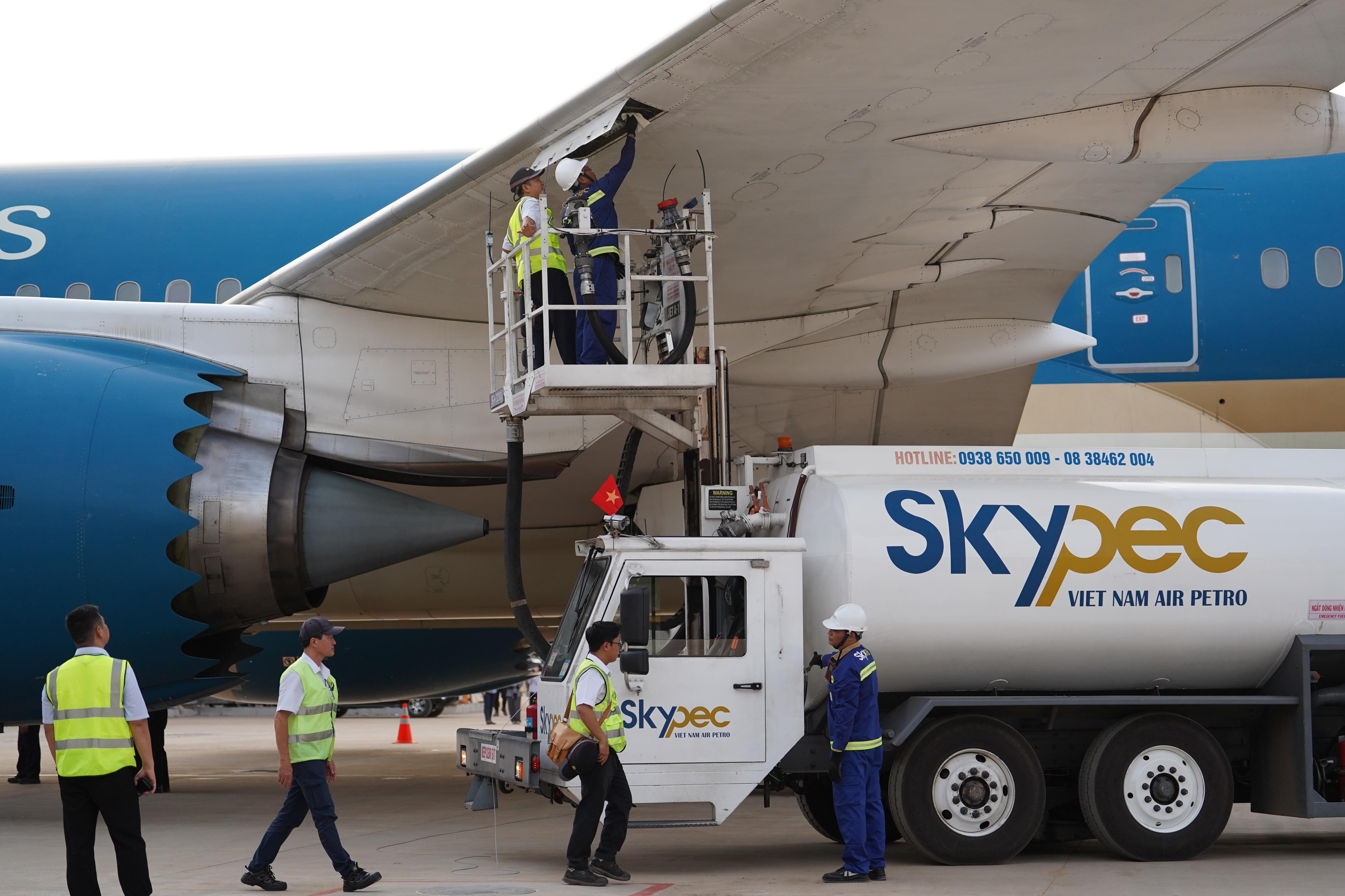 នៅខាងក្នុងជើងហោះហើរពិសេសដែលទើបតែចុះចតនៅអាកាសយានដ្ឋានឡុងថាញ់ - ៧