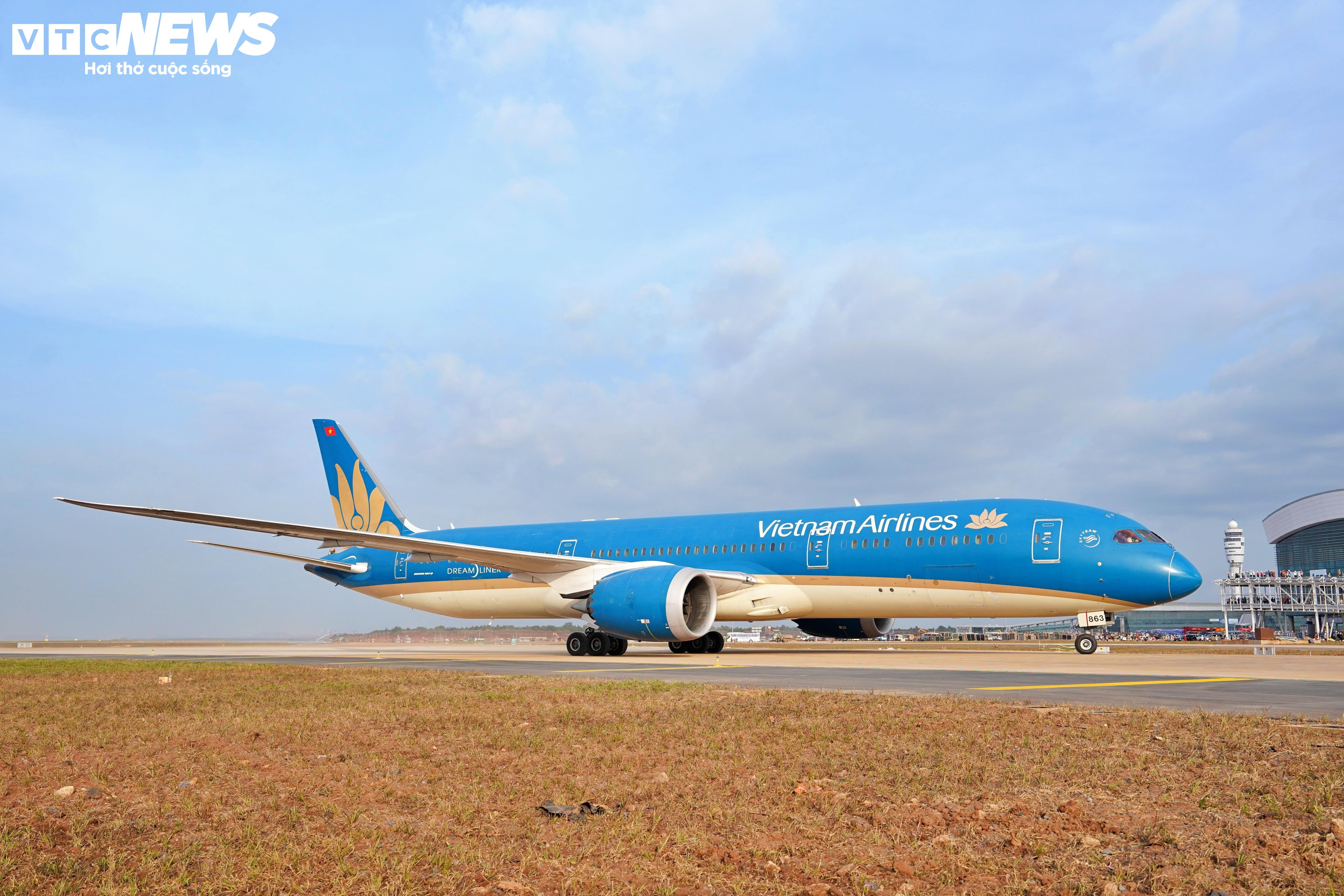 នៅខាងក្នុងជើងហោះហើរពិសេសដែលទើបតែចុះចតនៅអាកាសយានដ្ឋានឡុងថាញ់ - ៨