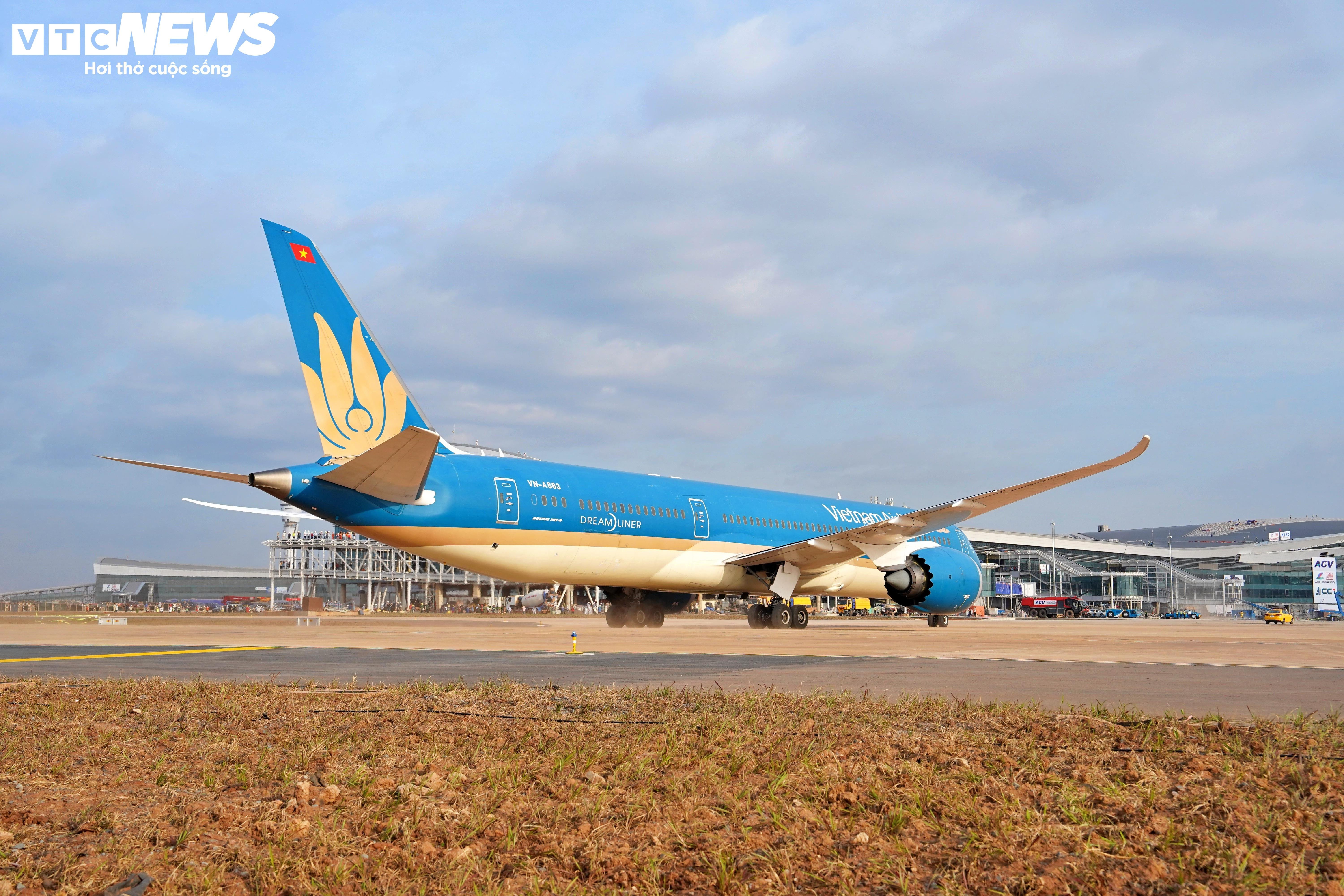 នៅខាងក្នុងជើងហោះហើរពិសេសដែលទើបតែចុះចតនៅអាកាសយានដ្ឋានឡុងថាញ់ - ៩