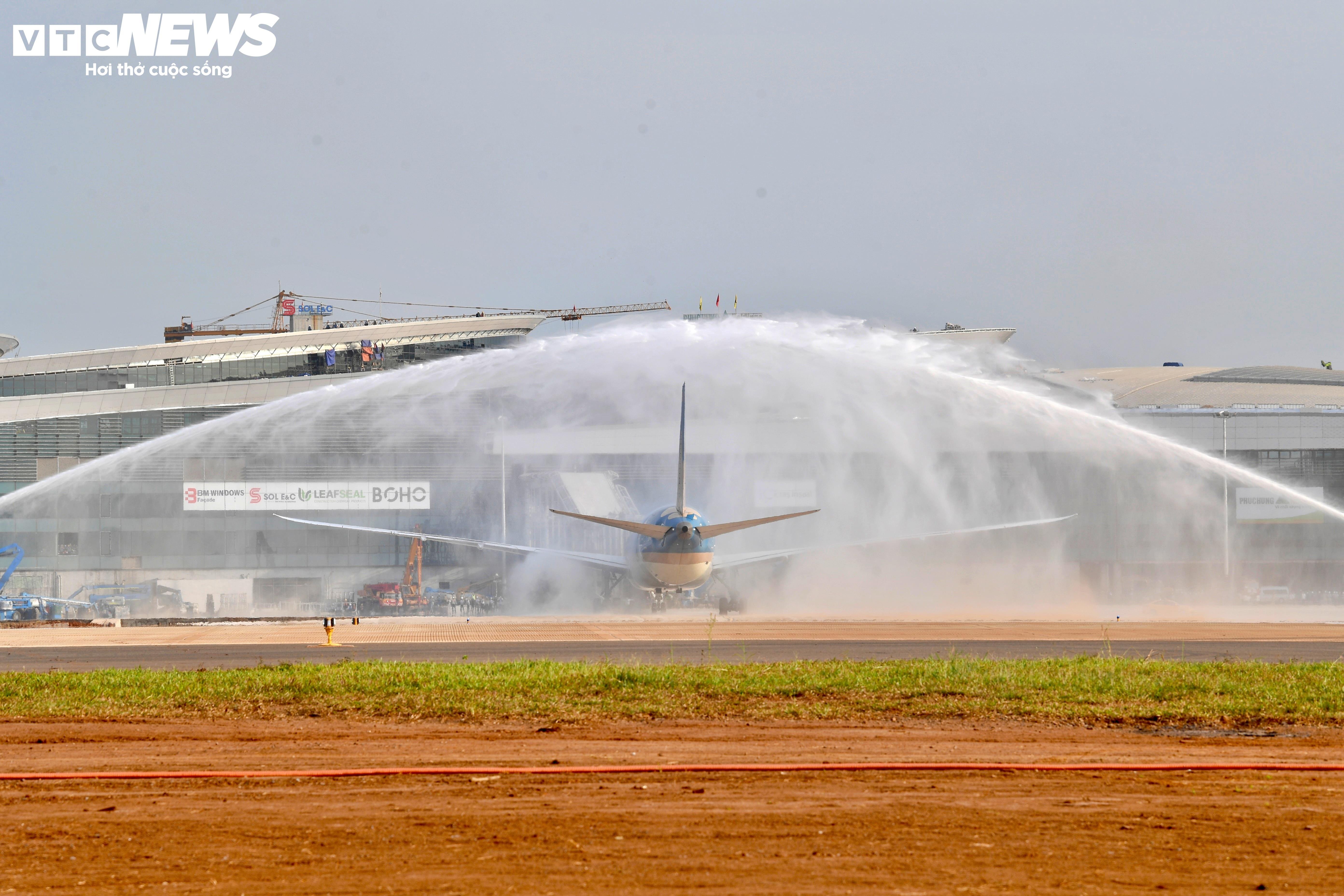 នៅខាងក្នុងជើងហោះហើរពិសេសដែលទើបតែចុះចតនៅអាកាសយានដ្ឋានឡុងថាញ់ - 10