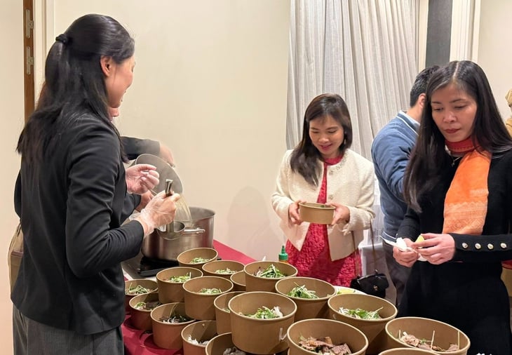 Kedutaan Besar Vietnam di Prancis, Swedia, Denmark, dan Turki berpartisipasi dalam Hari Pho 2025 - Foto 1. Ngày của Phở - Ảnh 1.