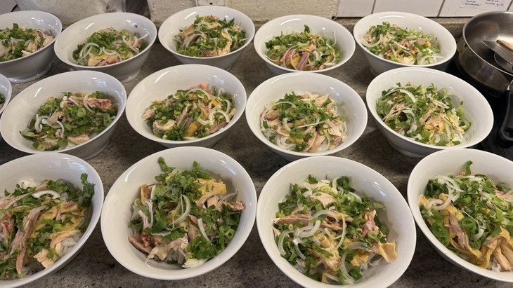 Kedutaan Besar Vietnam di Prancis, Swedia, Denmark, dan Turki ikut serta dalam Hari Pho 2025 - Foto 2. Ngày của Phở - Ảnh 2.