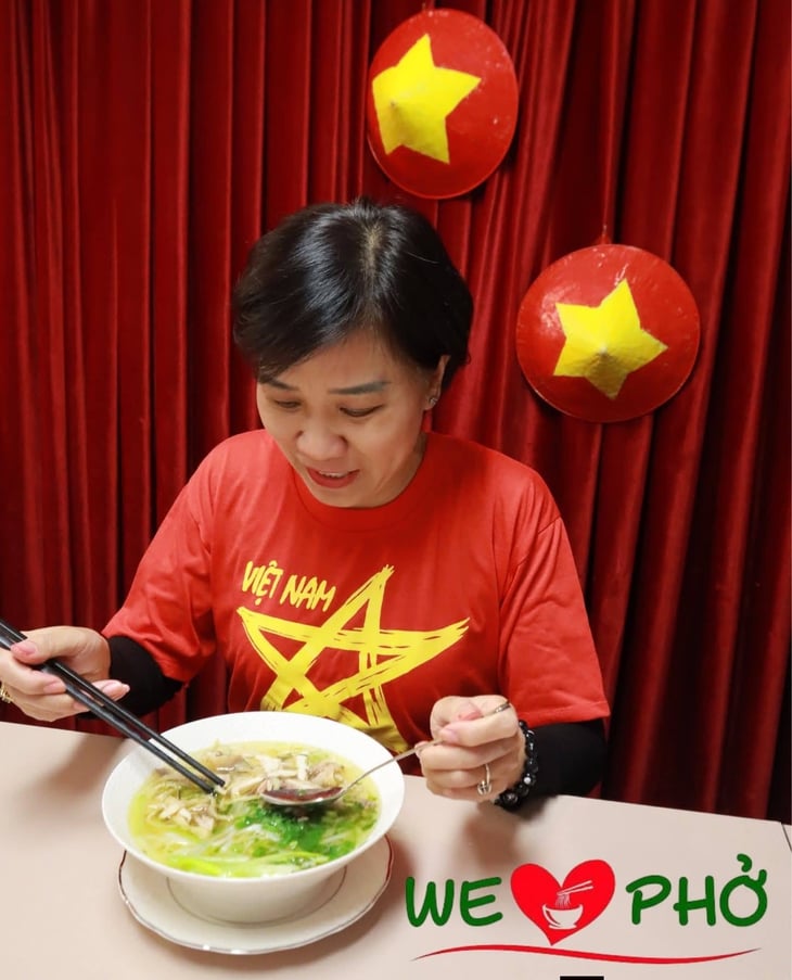 Kedutaan Besar Vietnam di Prancis, Swedia, Denmark, dan Turki ikut serta dalam Hari Pho 2025 - Foto 6. Đại sứ quán Việt Nam tại Pháp, Thụy Điển, Đan Mạch, Thổ Nhĩ Kỳ hưởng ứng Ngày của Phở 2025 - Ảnh 6.