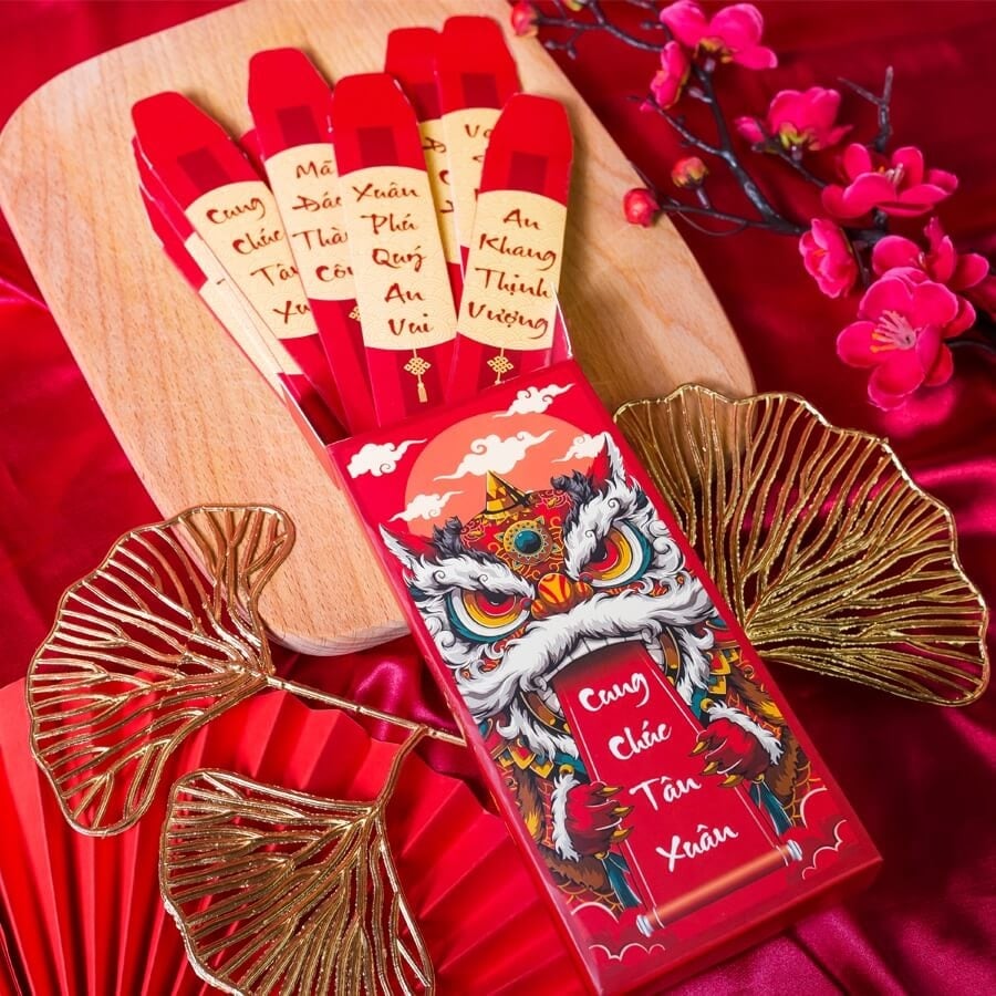 Η διοργάνωση παιχνιδιών και το μοίρασμα τυχερών χρημάτων δημιουργεί μια χαρούμενη ατμόσφαιρα κατά τη διάρκεια του Tet.