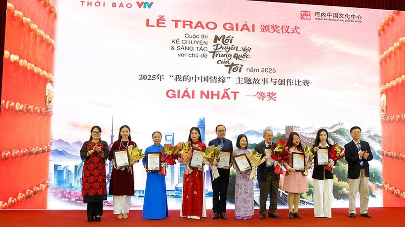 គណៈកម្មាធិការរៀបចំបានប្រគល់រង្វាន់លេខមួយដល់អ្នកនិពន្ធដែលចូលរួម។