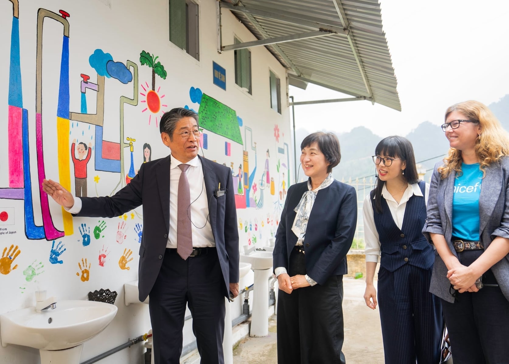 Ngài ITO Naoki, Đại sứ Nhật Bản tại Việt Nam cùng Trưởng Đại diện UNICEF. Ảnh: IOM.