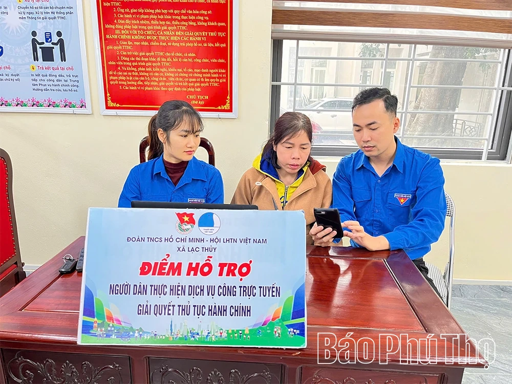 យុវជន​នៃ​ឃុំ​ឡាក់​ធ្វី​មានមោទនភាព​ដែល​បាន​ស្លៀក​ឯកសណ្ឋាន​អ្នកស្ម័គ្រចិត្ត​ពណ៌​ខៀវ។