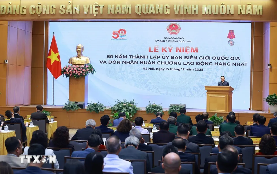 Thủ tướng: Đầu tư cho khu vực biên giới là đầu tư cho lâu dài, chủ quyền, độc lập, toàn vẹn lãnh thổ - Ảnh 1.
