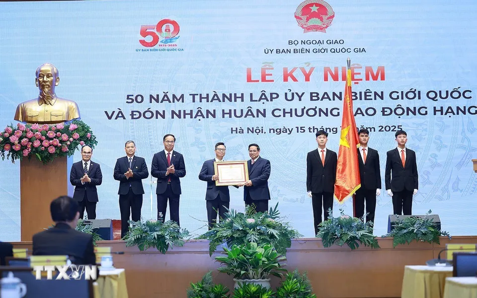 Thủ tướng: Đầu tư cho khu vực biên giới là đầu tư cho lâu dài, chủ quyền, độc lập, toàn vẹn lãnh thổ - Ảnh 2.