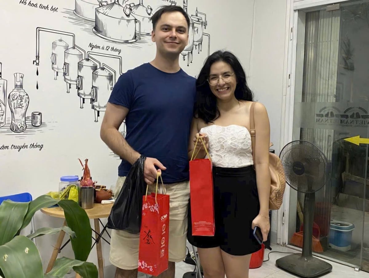 Sản phẩm rượu ba kích Thăng Long được du khách nước ngoài mua làm quà. Ảnh: Nguyễn Thành.