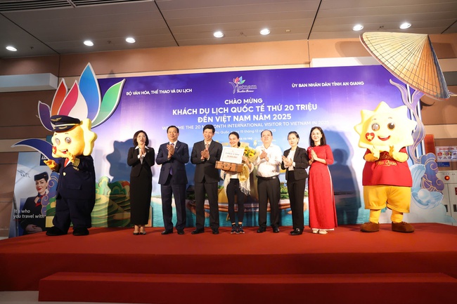 ឧស្សាហកម្មទេសចរណ៍វៀតណាមស្វាគមន៍ភ្ញៀវទេសចរអន្តរជាតិទី 20 លាននាក់របស់ខ្លួន - រូបថតទី 3។ Du lịch Việt Nam đón khách du lịch quốc tế thứ 20 triệu - Ảnh 3.