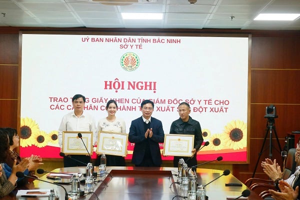 Bắc Ninh khen thưởng đột xuất ê kíp cứu sống bệnh nhân nguy kịch- Ảnh 2.