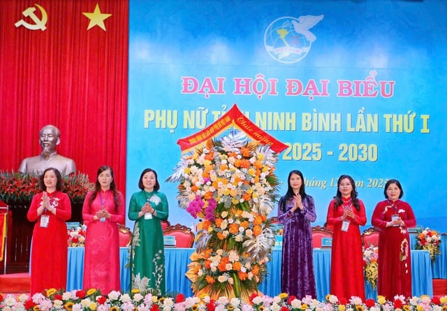 Những hình ảnh đẹp tại Đại hội đại biểu Phụ nữ tỉnh Ninh Bình lần thứ I, nhiệm kỳ 2025-2030- Ảnh 1.