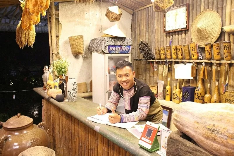 The Hmong people in Pà Cò preserve their cultural heritage to attract tourists. Người Mông ở Pà Cò giữ hồn văn hóa để níu chân du khách