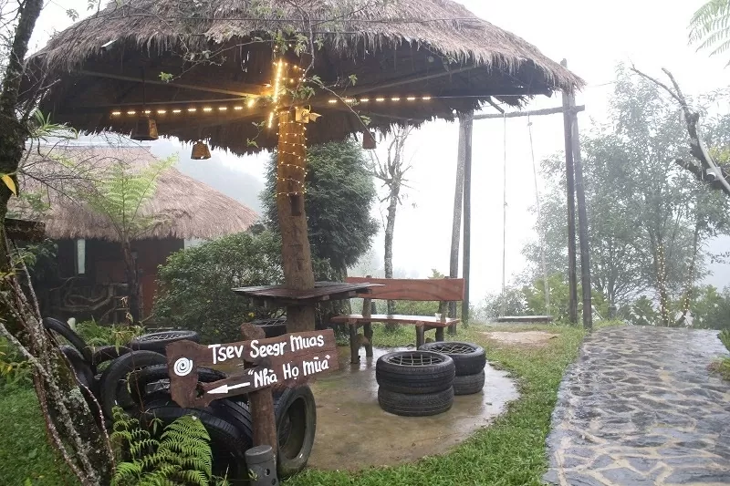 The Hmong people in Pà Cò preserve their cultural heritage to attract tourists. Người Mông ở Pà Cò giữ hồn văn hóa để níu chân du khách