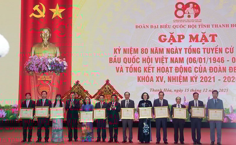 ประธานสภาจังหวัดแทงฮวา มอบใบประกาศเกียรติคุณแก่กลุ่มต่างๆ ที่มีผลงานและคุณูปการโดดเด่น