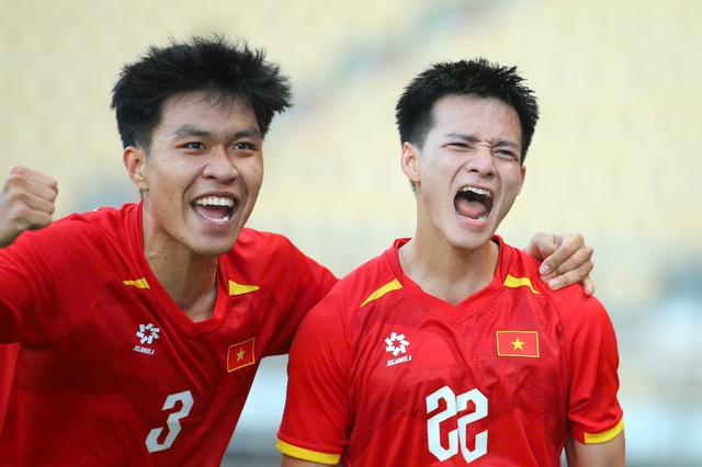 „Kudrnatí“ hráči Vietnamu do 23 let se stříháním vlasů nespěchají, jsou odhodlaní získat zlato na SEA Games 33 - Foto 2. Tổ 'đầu xù' U.23 Việt Nam chưa vội… cắt tóc, quyết 'rinh' vàng SEA Games 33- Ảnh 2.