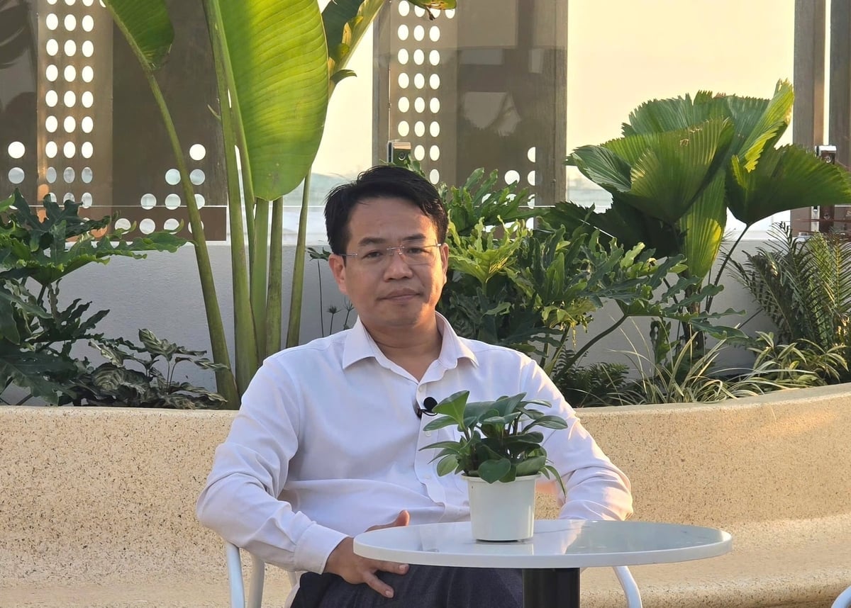 Pan Hoang Ngoc Thao - zástupce vedoucího oddělení pro ekonomiku, infrastrukturu a urbanistické plánování okresu Nam Do Son, na semináři o příměstském chovu hospodářských zvířat, který pořádal deník Agriculture and Environment Newspaper. Foto: Dinh Muoi. Ông Hoàng Ngọc Thao - Phó trưởng phòng Kinh tế, Hạ tầng và Độ thị phường Nam Đồ Sơn tại buổi tọa đàm liên quan đến chăn nuôi ven đô do Báo Nông nghiệp và Môi trường thực hiện. Ảnh: Đinh Mười.