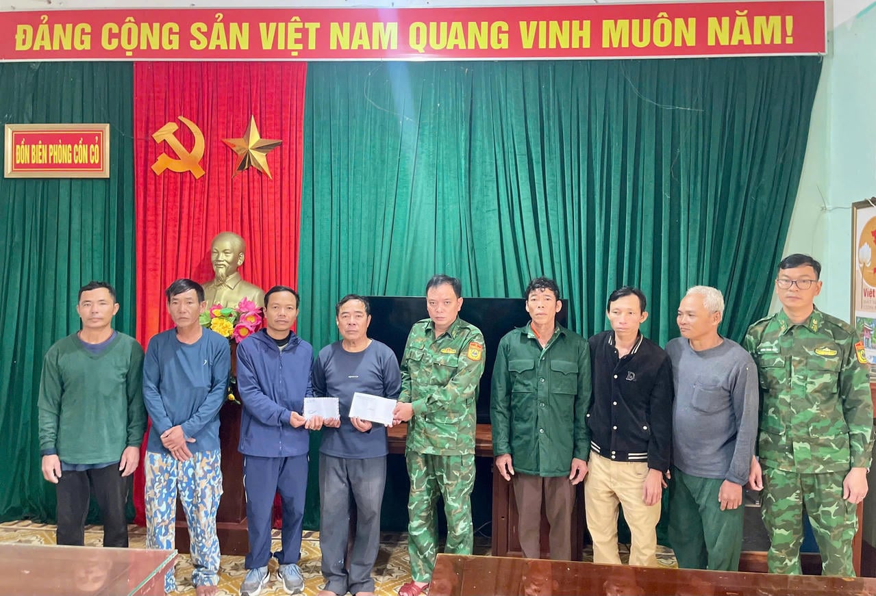 មេបញ្ជាការប៉ុស្តិ៍ការពារព្រំដែន Con Co បានប្រគល់អំណោយដើម្បីលើកទឹកចិត្តអ្នកនេសាទឱ្យមានស្ថិរភាពផ្លូវចិត្តបន្ទាប់ពីគ្រោះថ្នាក់។