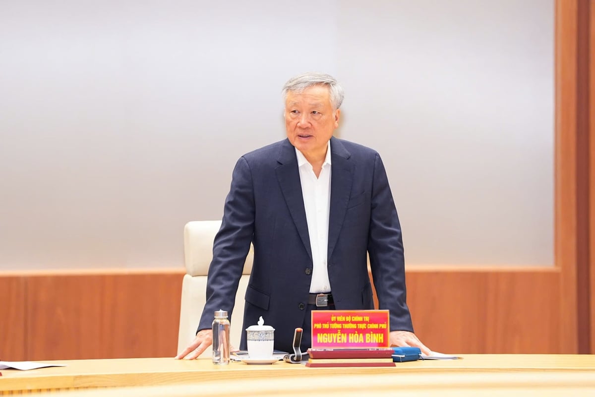 Vicepremier Nguyen Hoa Binh verzocht de stad Hai Phong om de efficiëntie van de besteding van publiek investeringskapitaal te blijven handhaven. Foto: Dam Thanh. Phó Thủ tướng Thường trực Chính phủ Nguyễn Hòa Bình yêu cầu thành phố Hải Phòng tiếp tục duy trì hiệu quả giải ngân vốn đầu tư công. Ảnh: Đàm Thanh.