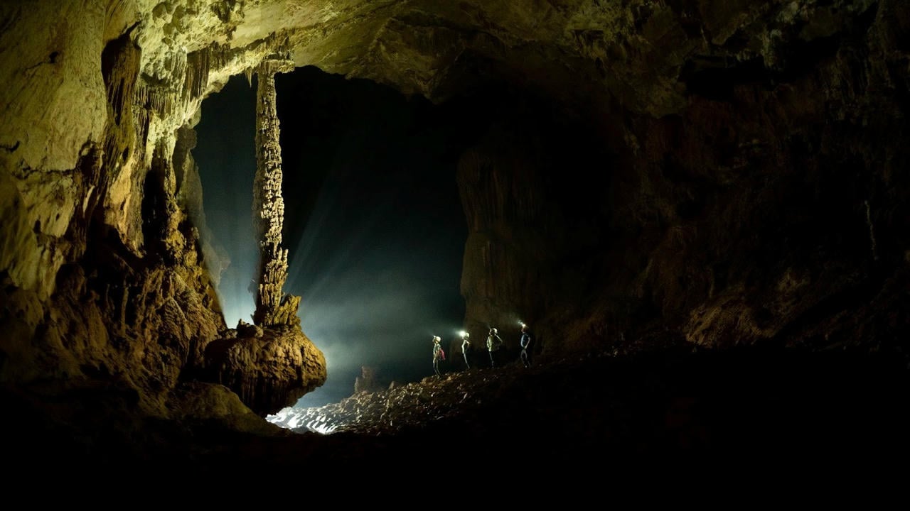 Không gian kỳ vĩ và mát lạnh bên trong hang Pygmy - "điểm trốn nóng" hoàn hảo của mùa hè. Ảnh: Jungle Boss Tours