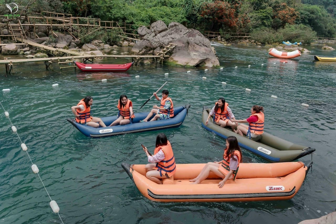 Vui chơi giữa dòng nước xanh ngọc bích tại Suối Nước Moọc - trải nghiệm giải nhiệt "độc bản" tại Quảng Trị (Nguồn: Phong Nha - Kẻ Bàng)