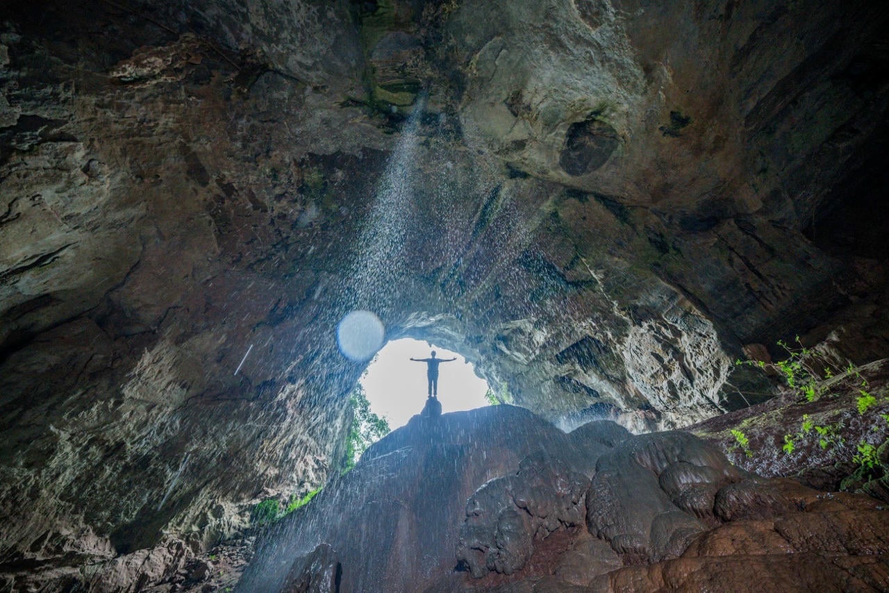 Vòi rồng trong hang Pygmy - vẻ đẹp hùng vĩ của hang động vào mùa mưa dành cho những đôi chân mạo hiểm. Ảnh: Jungle Boss Tours. 