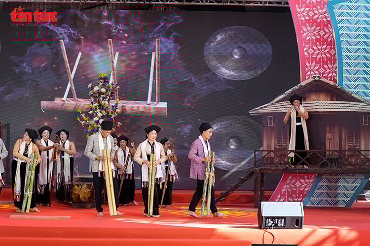 ຄຳບັນຍາຍຮູບພາບ