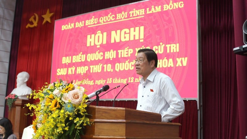 សមមិត្ត Phan Đình Trạc ថ្លែងសុន្ទរកថា។