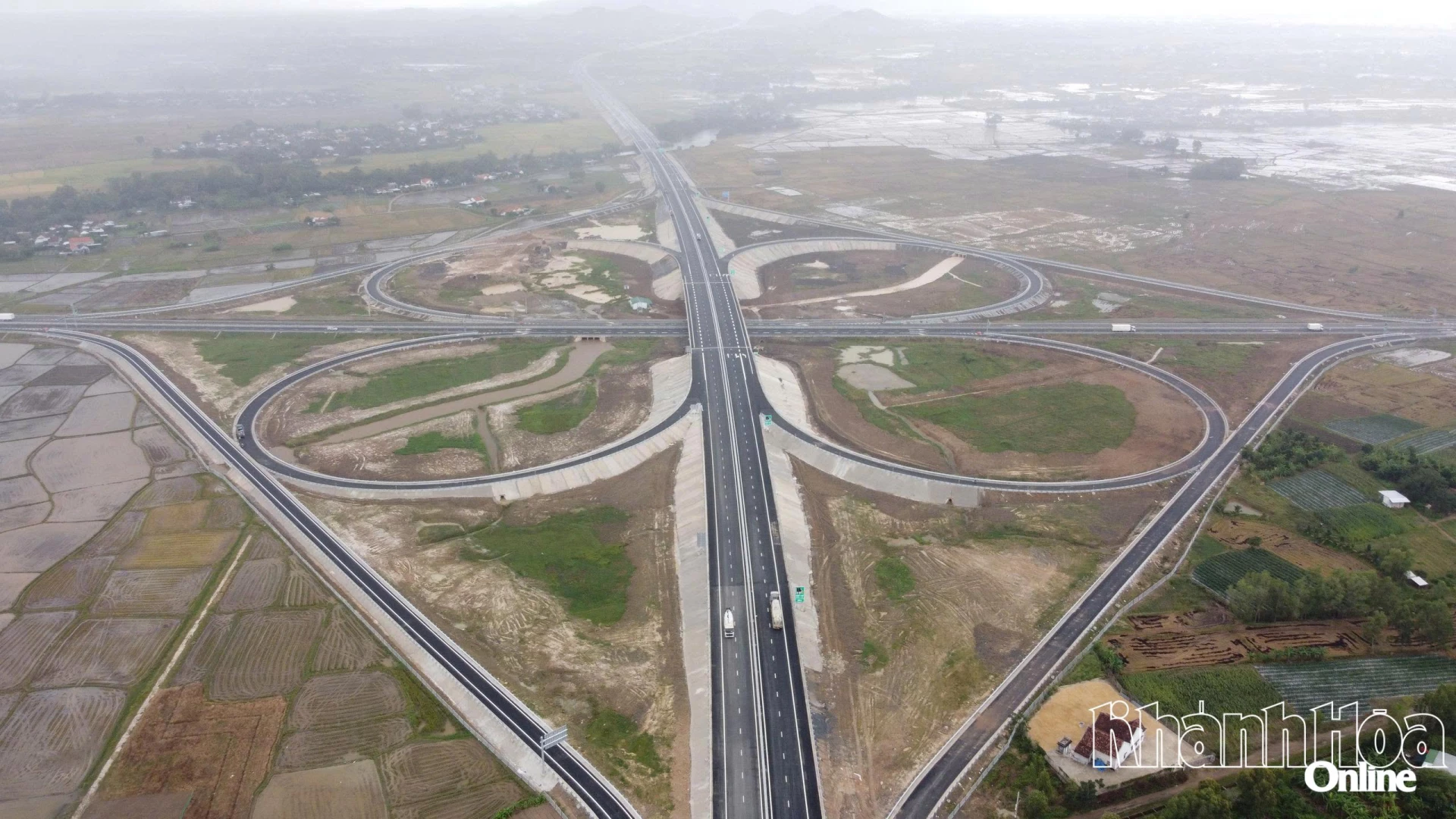 Строительство клеверной развязки на первых 20 км трассы в основном завершено.