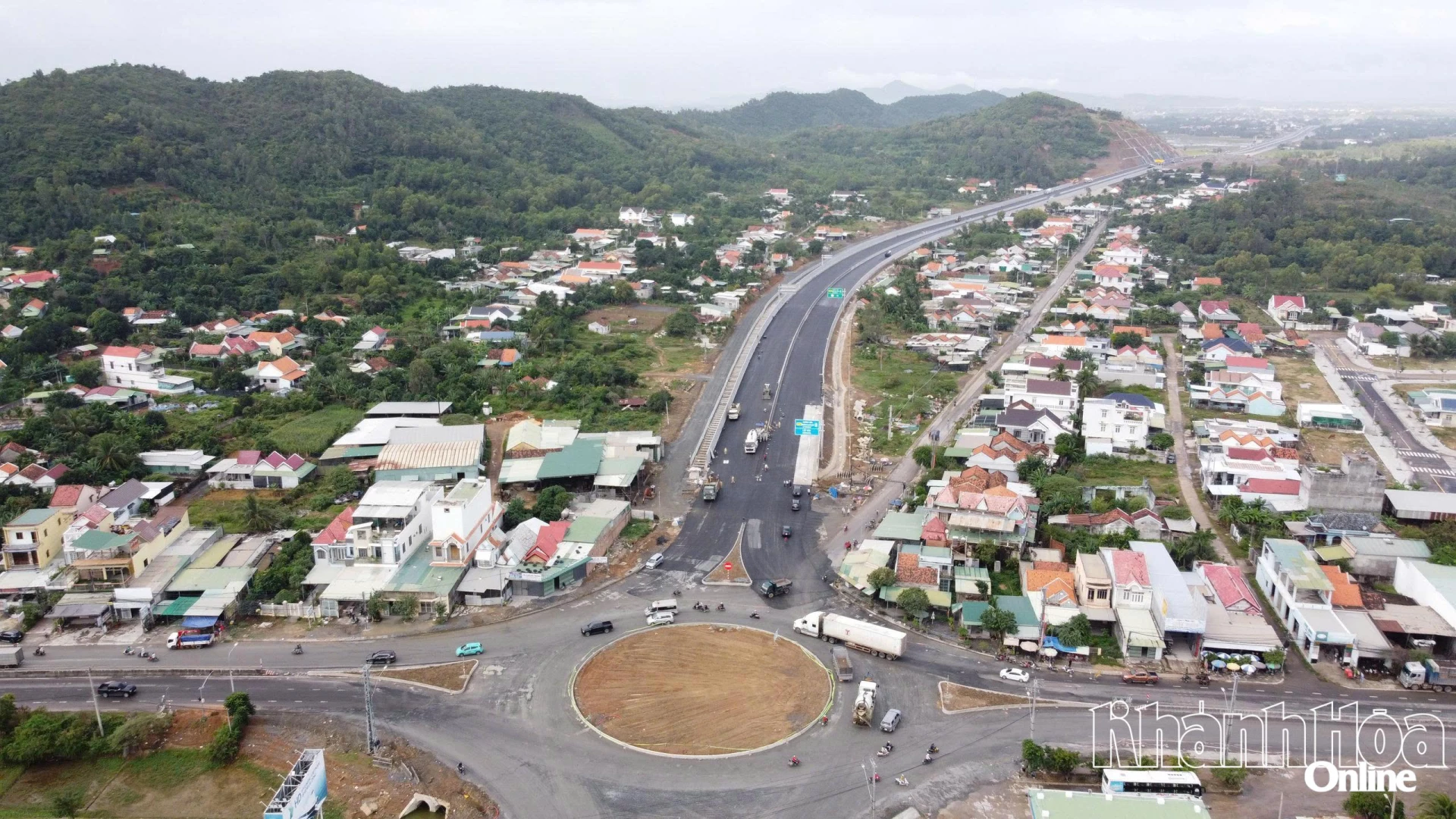 Начало участка скоростной автомагистрали Кханьхоа — Буонматуот в месте ее пересечения с национальной автомагистралью № 1.