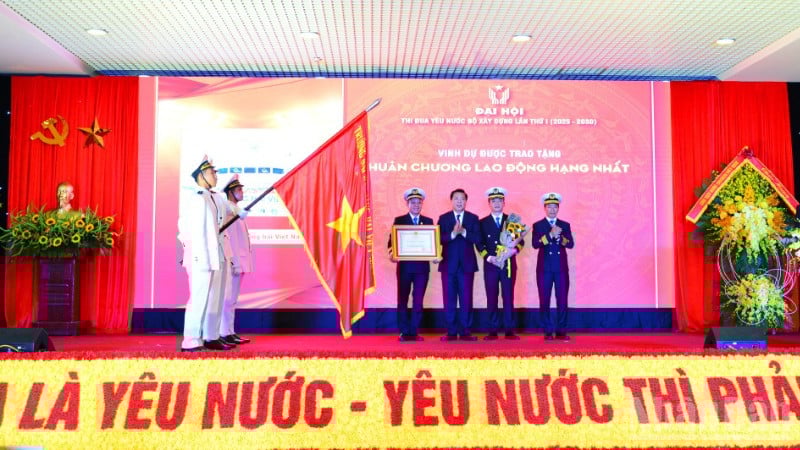 Dne 24. října 2025 byla Vietnamská námořní univerzita poctěna převzetím Pracovního řádu první třídy uděleného prezidentem Vietnamu.