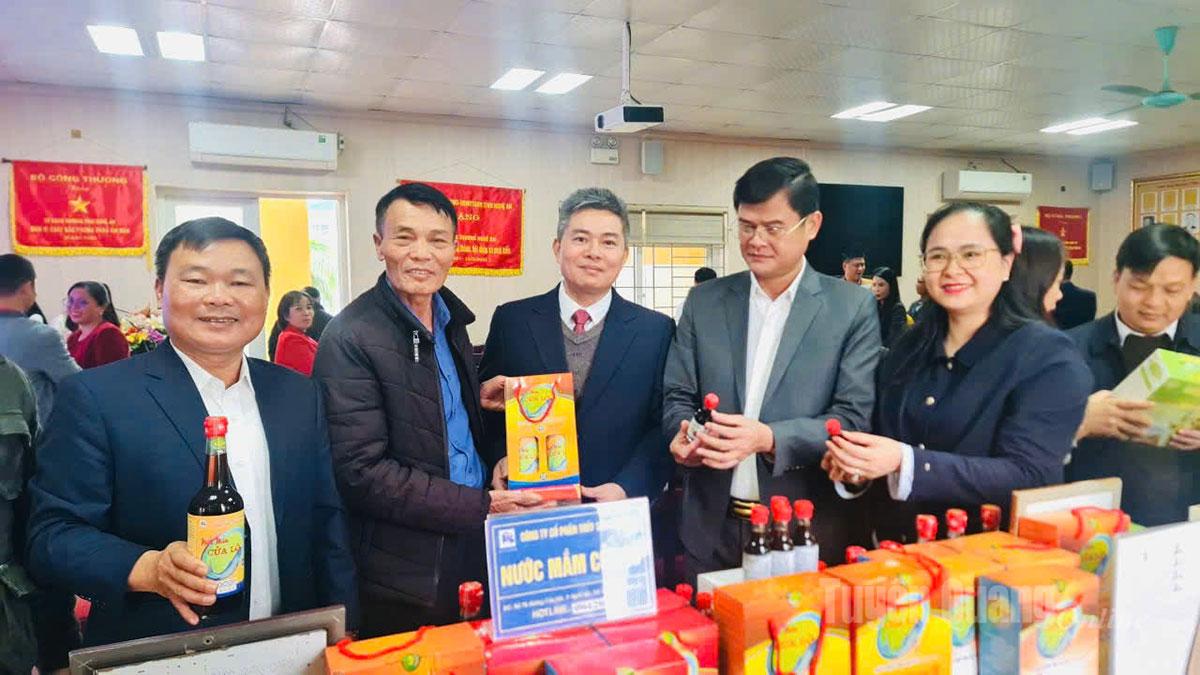 Các sản phẩm tiêu biểu của tỉnh Tuyên Quang giới thiệu tại tỉnh Tuyên Quang.