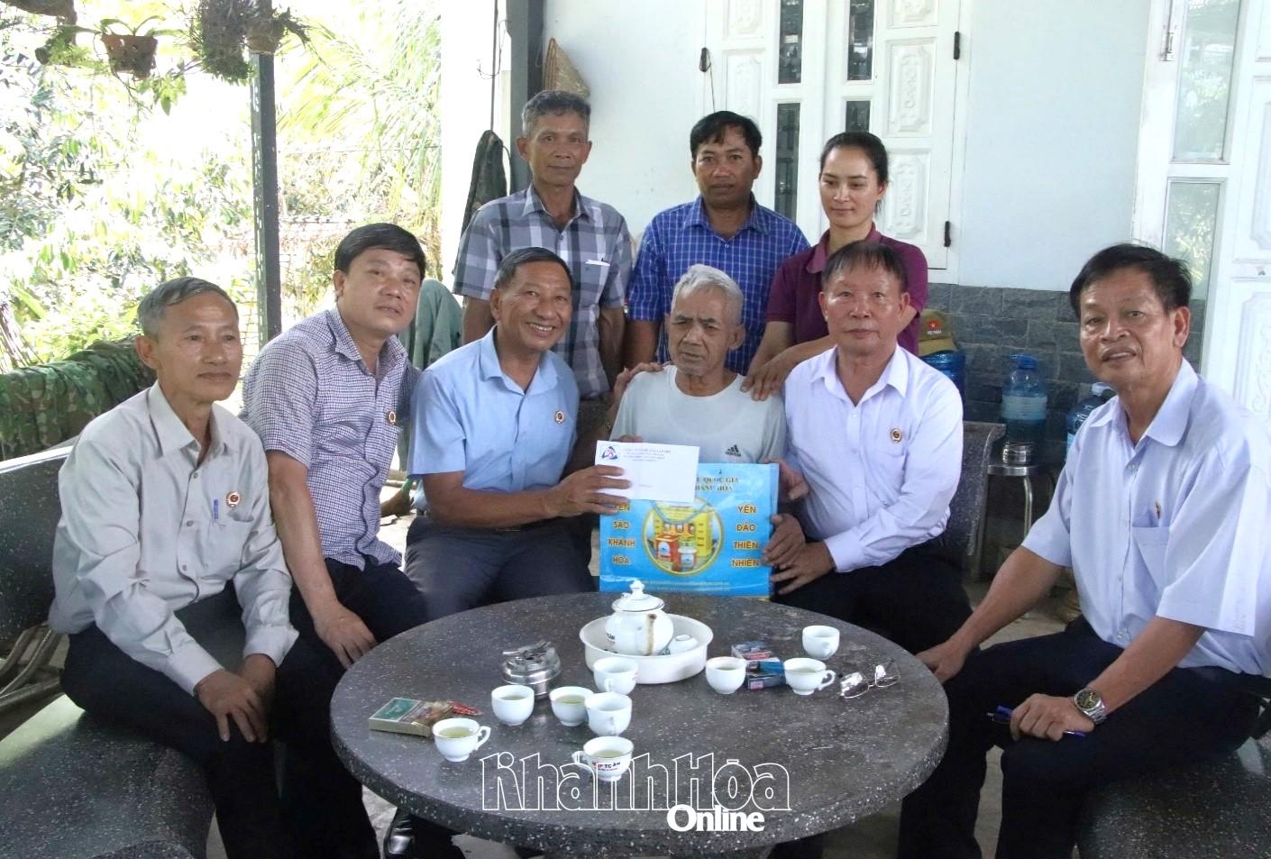 លោក ង្វៀន បាឡាន (ទីបីរាប់ពីឆ្វេង) ប្រគល់អំណោយជូនវីរជនកងកម្លាំងប្រដាប់អាវុធប្រជាជន បូ បូ តយ (ឃុំដុងខាញ់សើន)។