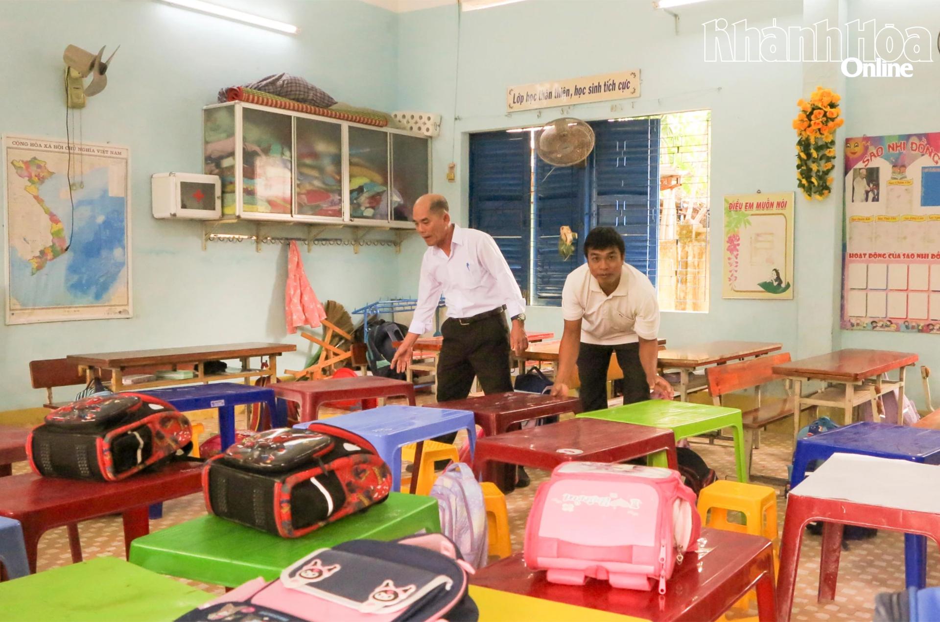 Πολλοί μαθητές αναγκάζονται να κάθονται και να μελετούν σε θρανία και καρέκλες που δεν πληρούν τα απαιτούμενα πρότυπα.