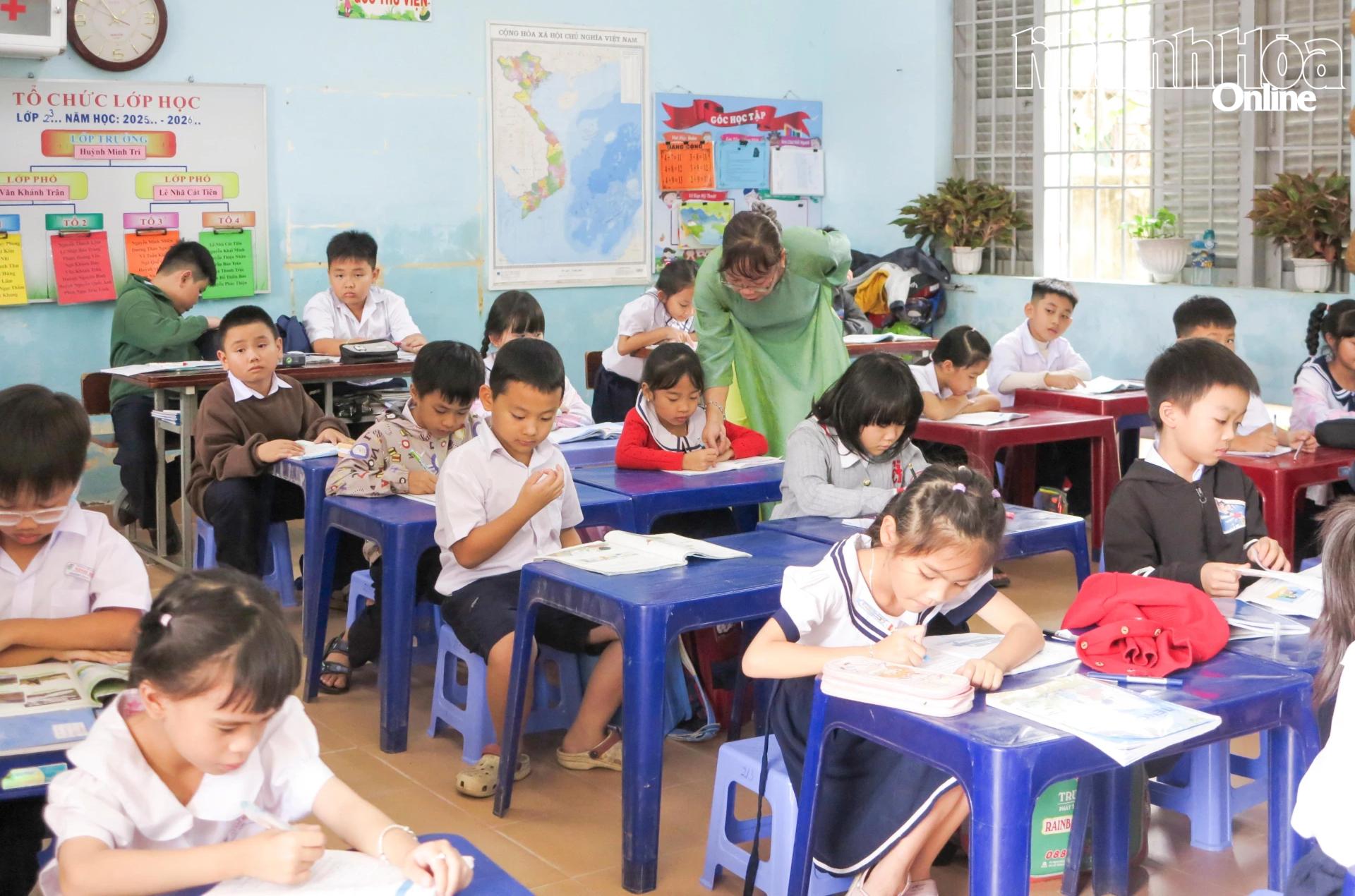 Πολλοί μαθητές αναγκάζονται να κάθονται και να μελετούν σε θρανία και καρέκλες που δεν πληρούν τα απαιτούμενα πρότυπα.