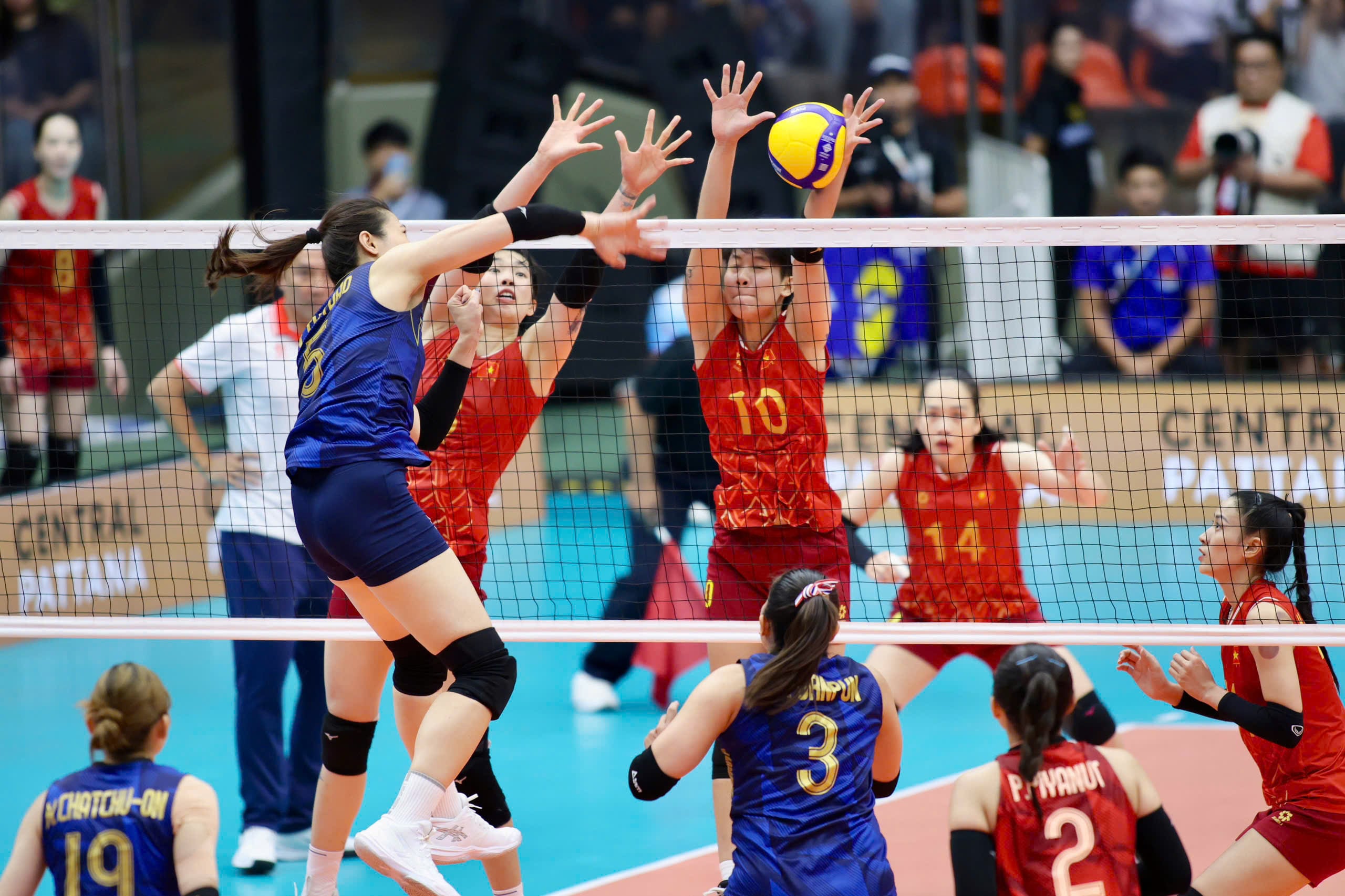 Thanh Thúy trào nước mắt khi bóng chuyền nữ Việt Nam thua đau đớn Thái Lan…- Ảnh 1.