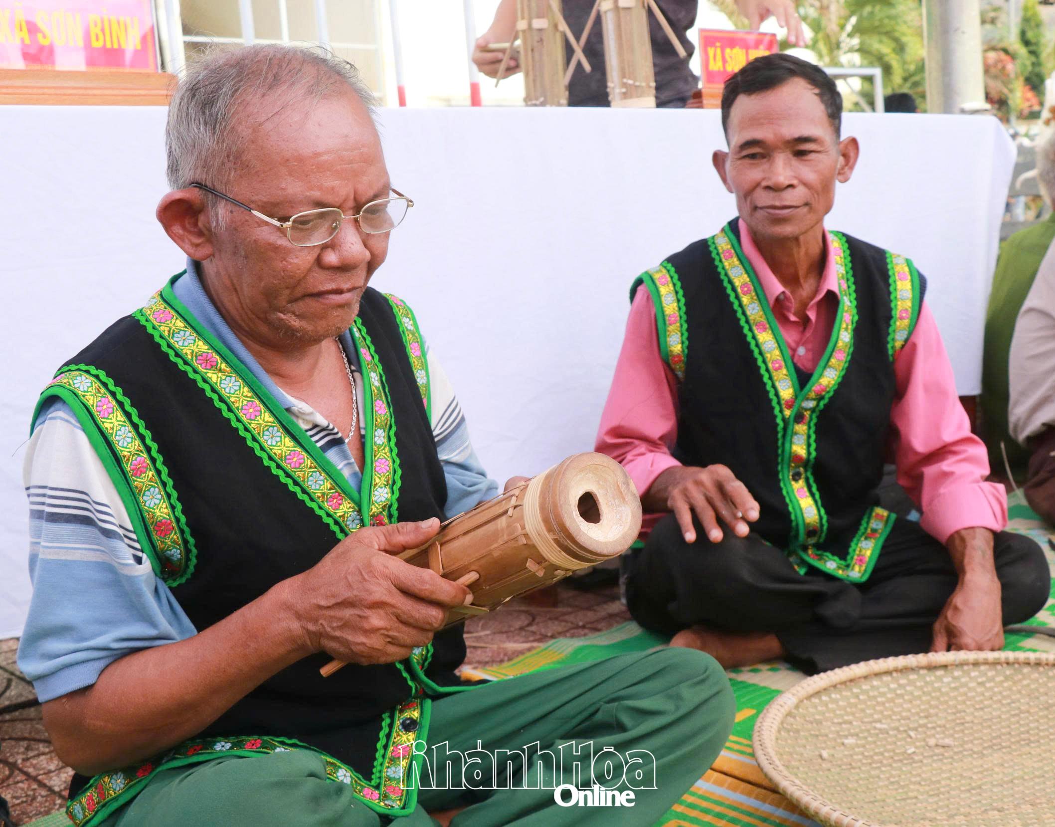Tetua desa Mau Xuan Diep memainkan instrumen Chapi.