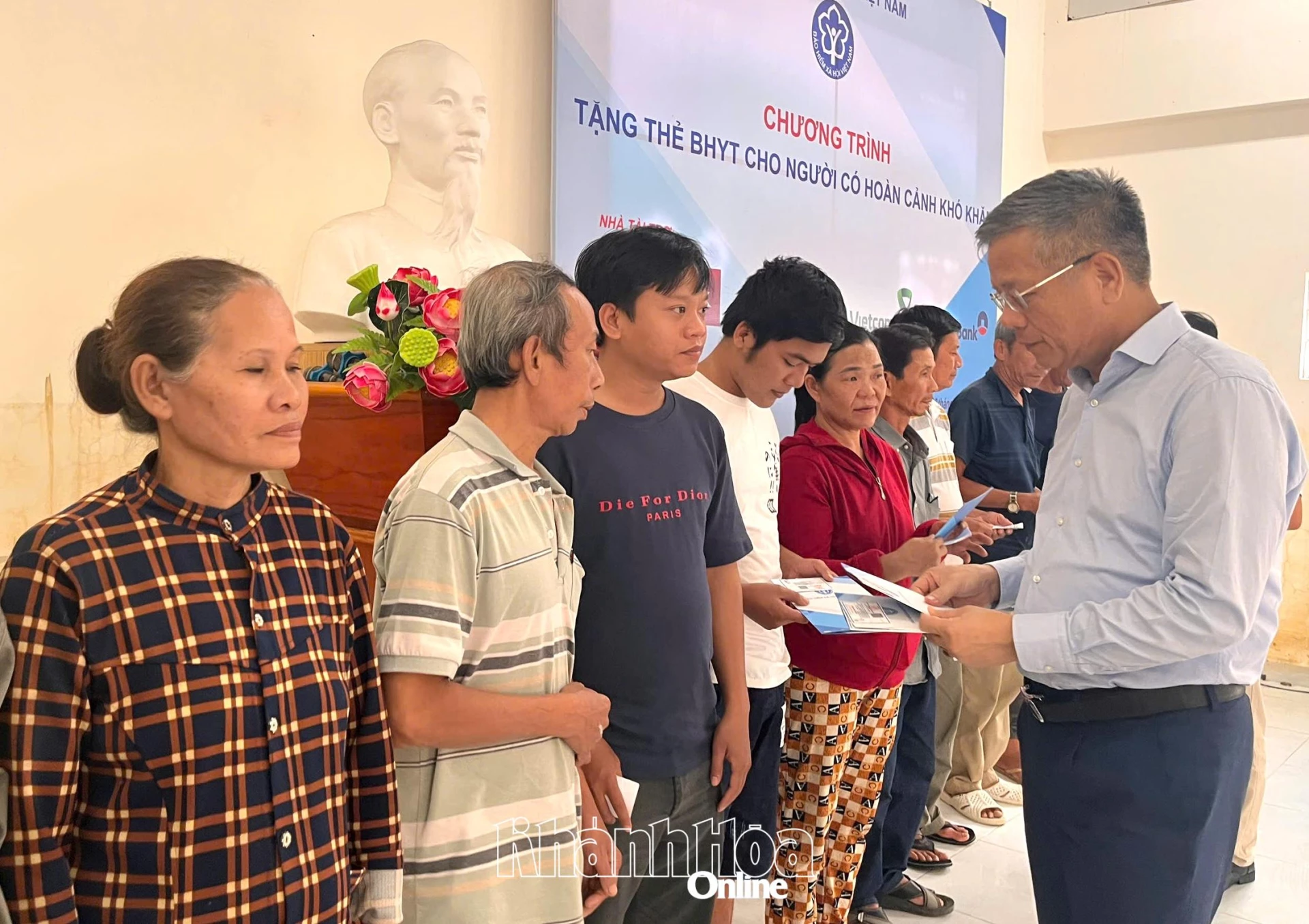 លោក ត្រឹន ឌិញ លៀវ - អនុប្រធាន​ក្រុមហ៊ុន​ធានារ៉ាប់រង​សង្គម​វៀតណាម - ប្រគល់​ប័ណ្ណ​ធានារ៉ាប់រង​សុខភាព​ដល់​ប្រជាពលរដ្ឋ​នៅ​ឃុំ​ឌៀន ឌៀន។