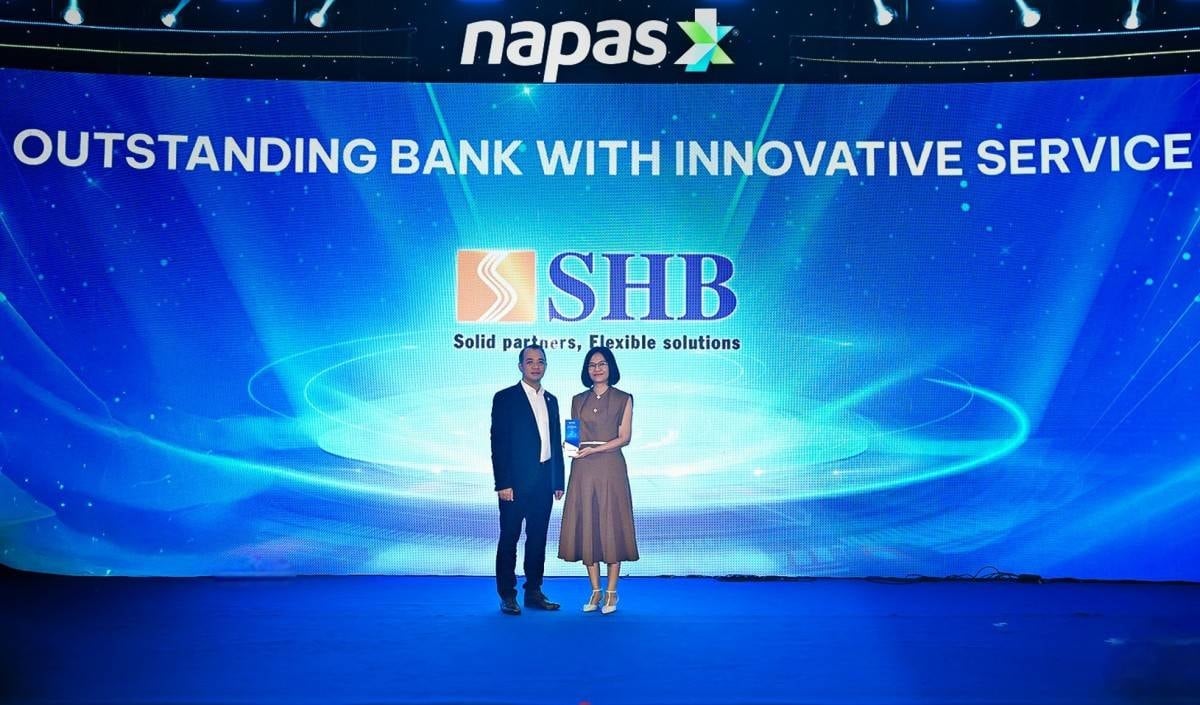 Ibu Doan Thai Thanh Thuy – Wakil Direktur Perbankan Ritel di SHB, menerima penghargaan kehormatan dari Napas.