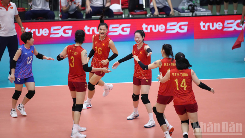 The Vietnamese girls received the Silver Medal after a narrow 2-3 loss to Thailand. (Photo: HOANG MINH)
