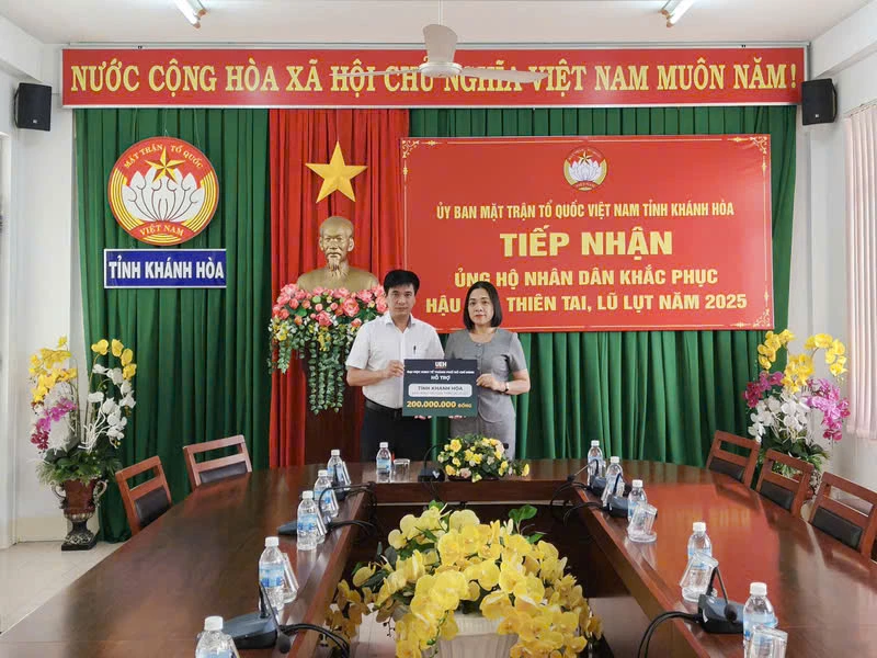 यूईएच के प्रतिनिधि खान्ह होआ प्रांत को वित्तीय सहायता प्रदान करते हैं (स्रोत: यूईएच, नवंबर 2025)।