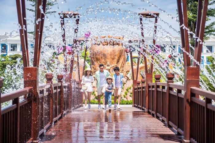 ក្រុមគ្រួសារ​បាន​រីករាយ​នឹង​វិស្សមកាល​ជាមួយគ្នា​នៅ​ឆ្នេរ​សមុទ្រ​ត្រូពិច​មួយ។