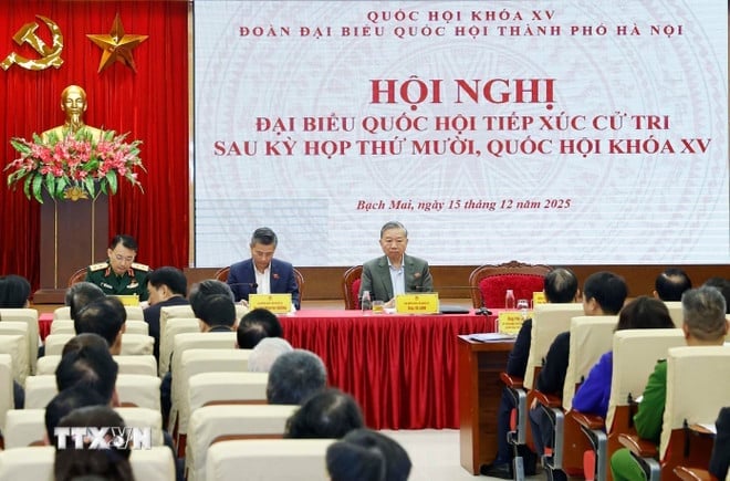 Tổng Bí thư Tô Lâm cùng các thành viên Đoàn đại biểu Quốc hội thành phố Hà Nội tại cuộc tiếp xúc cử tri. Ảnh: TTXVN.
