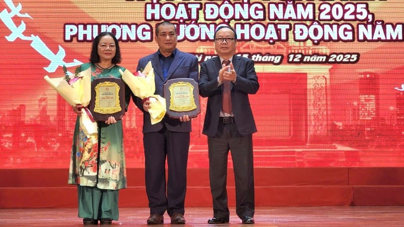 ນັກຂຽນ ຫງວຽນຊວນຕ໋ວນ (ກາງ) ແລະ ນັກຂຽນ ບ່າວແທ່ງບານ (ຊ້າຍສຸດ) ໄດ້ຮັບລາງວັນອຸທິດໃຫ້ແກ່ການປະກອບສ່ວນຫຼາຍຢ່າງຂອງເຂົາເຈົ້າຕໍ່ການພັດທະນາວັນນະຄະດີຂອງຮ່າໂນ້ຍ.