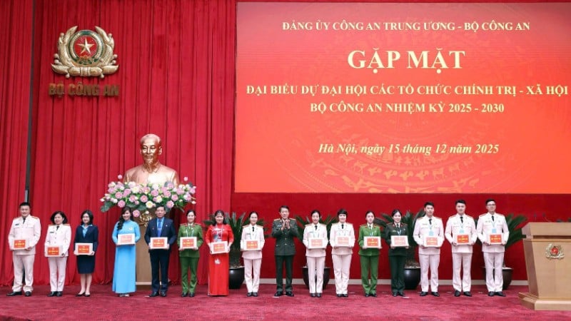 Ministr Luong Tam Quang předal dary 15 delegátům zastupujícím delegace účastnící se Kongresu politických a společenských organizací.