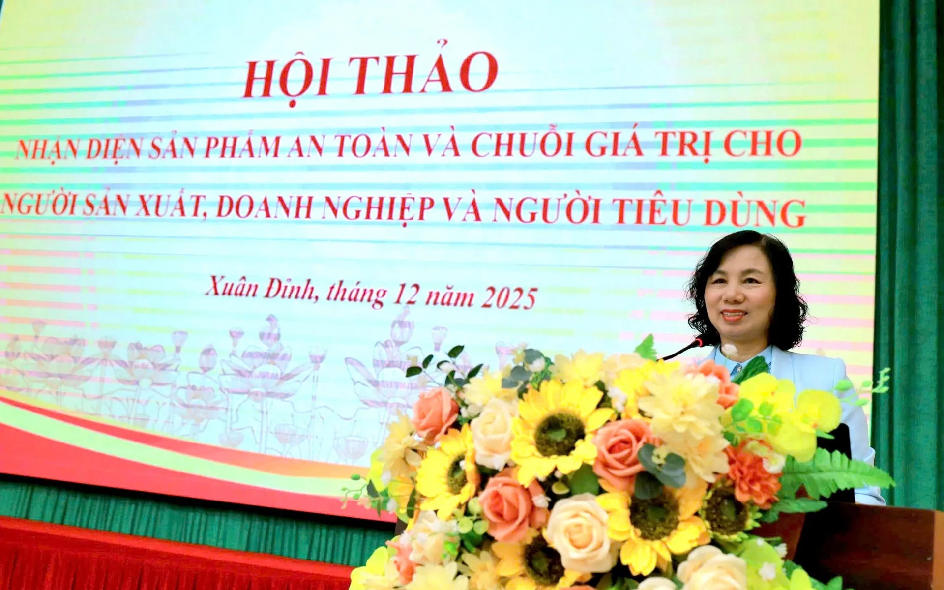 Chủ tịch Ủy ban MTTQ phường Xuân Đỉnh Nguyễn Thu Hương phát biểu tại Hội thảo